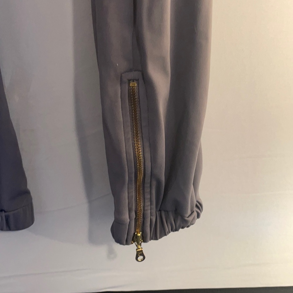 I don’t wear them ever, super comfy tho! Very easy to dress up! Stretchy!!